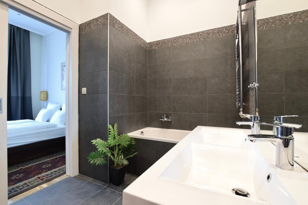 Luxury Apartment By Hi5 - Kiraly Street Suite Будапеща Екстериор снимка